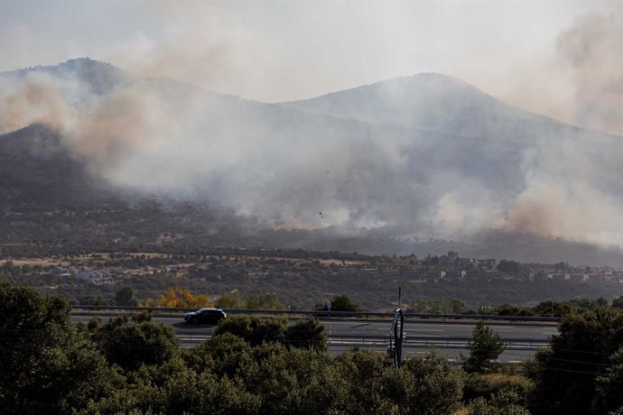 Incêndio em Navas de San Antonio, com as chamas se aproximando de Los Ángeles de San Rafael.