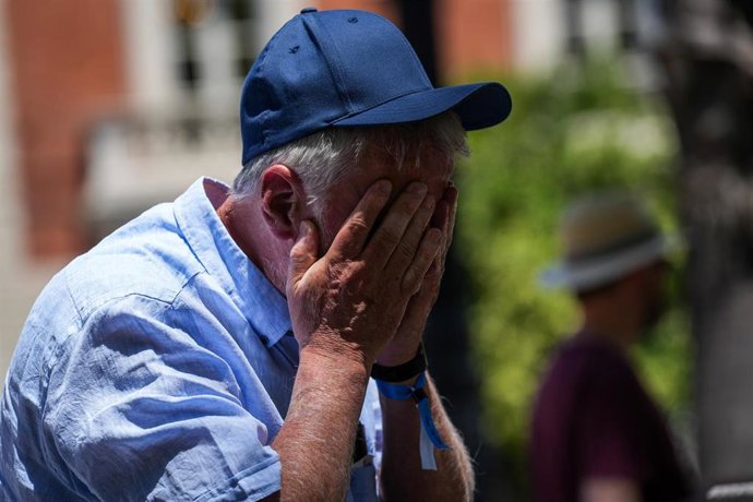 Archivo - Turistas se protegen del calor.