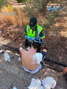 Agentes de la Guardia Civil asisten a ciclistas tras una caída múltiple en una prueba deportiva en Estivella