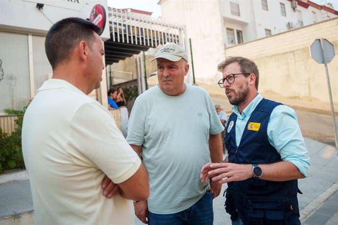 El alcalde de el Madroño, Antonio López (c), junto al subdelegado del Gobierno de España en Sevilla, Francisco Toscano (d) y el alcalde de El Castillo de las Guardas, Gonzalo Domínguez (i).
