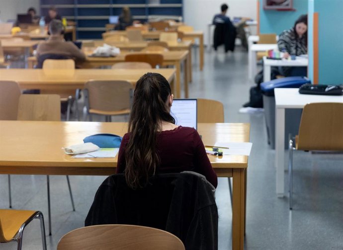 Archivo - Público trabajando en una sala de lectura de una biblioteca pública, a 7 de enero de 2026, en Madrid (España). 