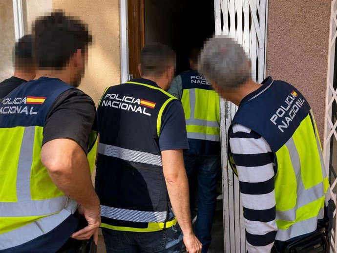 Agentes de la Policía Nacional durante una de las actuaciones desarrolladas en Almería en el marco de la operación 'Corral'.