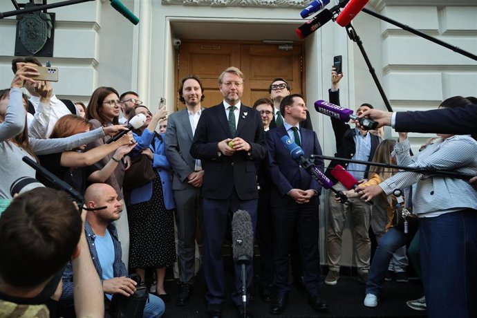 El líder del partido Yabloko, Nikolai Ribakov, a la salida del Tribunal Supremo de Rusia.