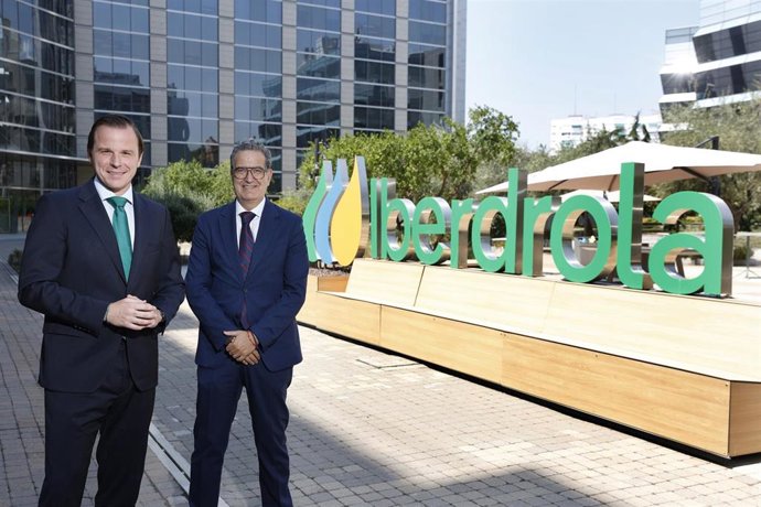 Luis Buil, responsable de Smart Solutions de Iberdrola, y Jorge Ginés, director general de ASPRIMA..