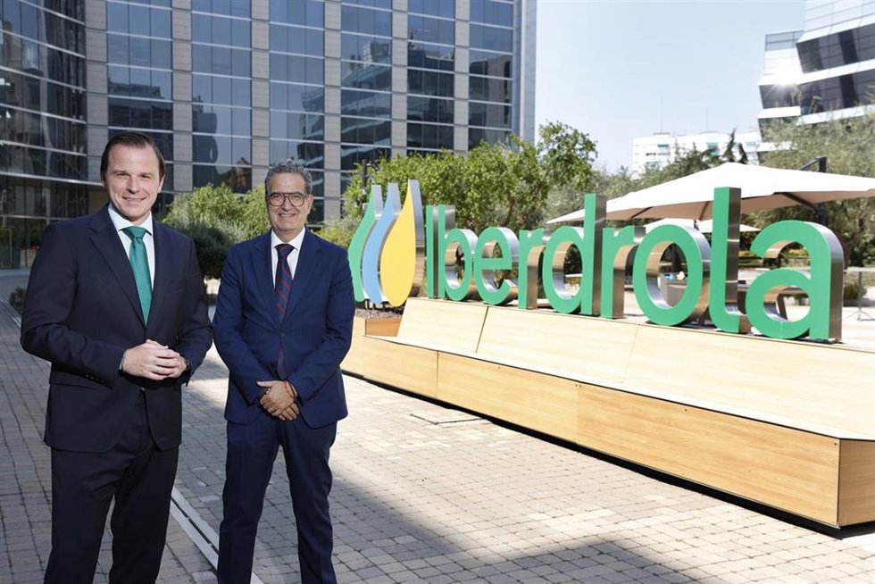 Luis Buil, responsable de Smart Solutions de Iberdrola, y Jorge Ginés, director general de ASPRIMA..