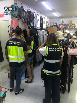 Agentes de la Policía Nacional durante una intervención contra la propiedad industrial en el sur de Tenerife