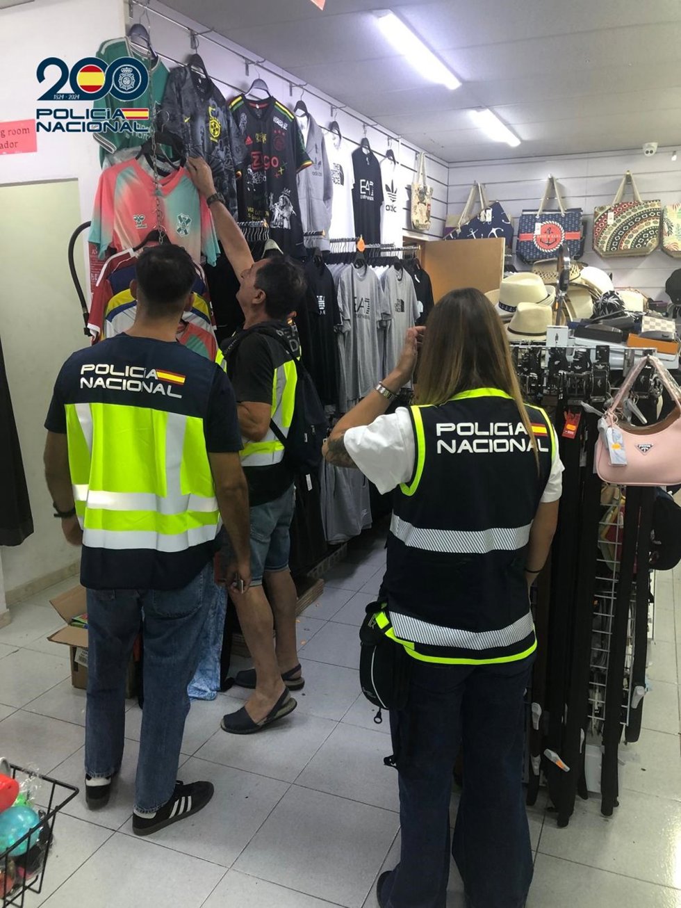 Agentes de la Policía Nacional durante una intervención contra la propiedad industrial en el sur de Tenerife