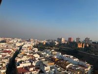Huelva capital amanece cubierta de humo y con olor a quemado por el incendio de Niebla