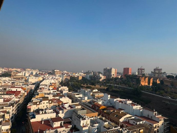 Huelva capital cubierta de humo del incendio forestal de Niebla.