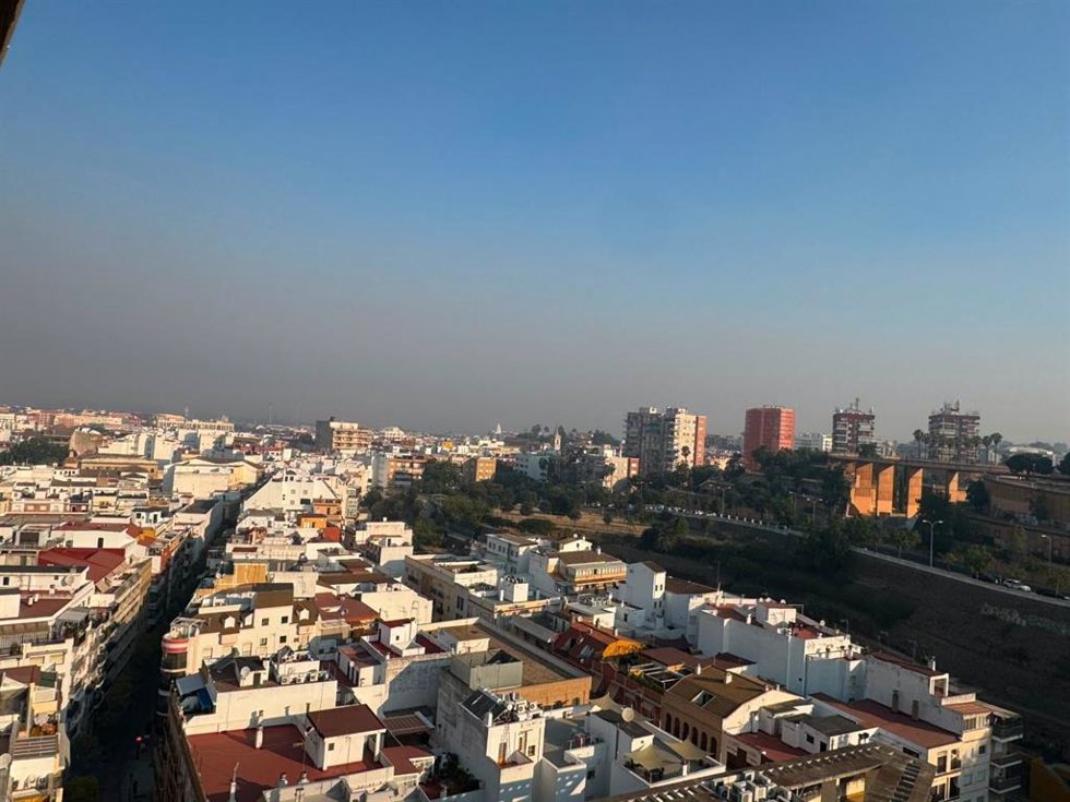Huelva capital cubierta de humo del incendio forestal de Niebla.