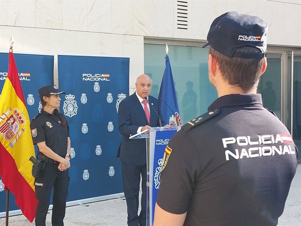 Mónica Martín y Jacinto Canales en la recepción a los nuevos agentes de la Policía Nacional.