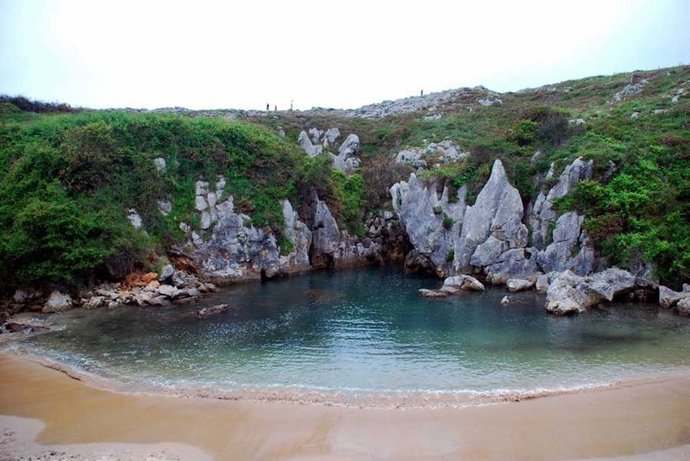 Archivo - Playa de Gulpiyuri, en Llanes.  