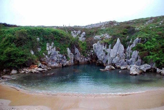Archivo - Playa de Gulpiyuri, en Llanes.  