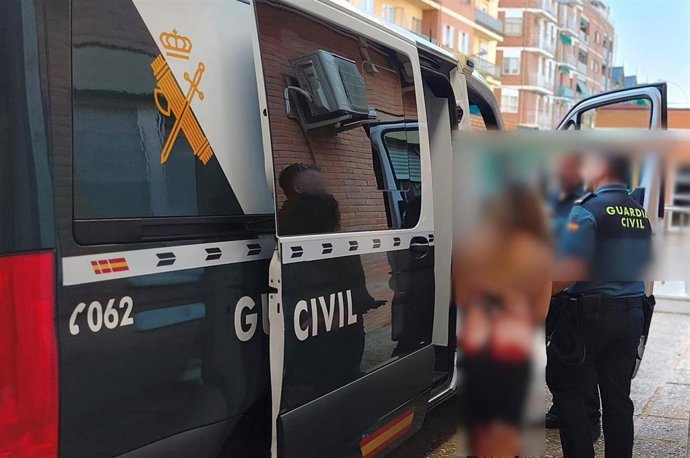 Agentes de la Guardia Civil con uno de los progenitores detenidos.