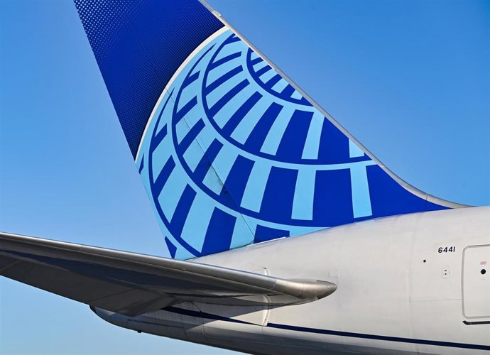 Archivo - FILED - 28 March 2022, Brandenburg, Schoenefeld: A United Airlines passenger plane is seen at the capital's airport BER. Photo: Patrick Pleul/dpa-Zentralbild/ZB