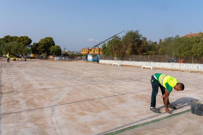 Obras de renovación de pistas deportivas en el colegio Vicente Medina de Los Dolores