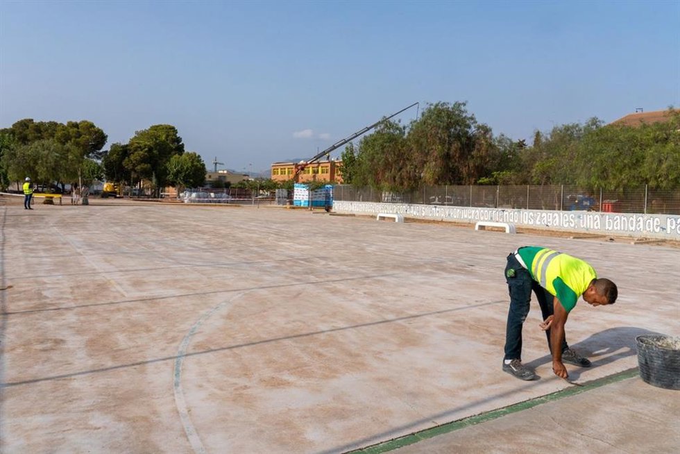 Obras de renovación de pistas deportivas en el colegio Vicente Medina de Los Dolores
