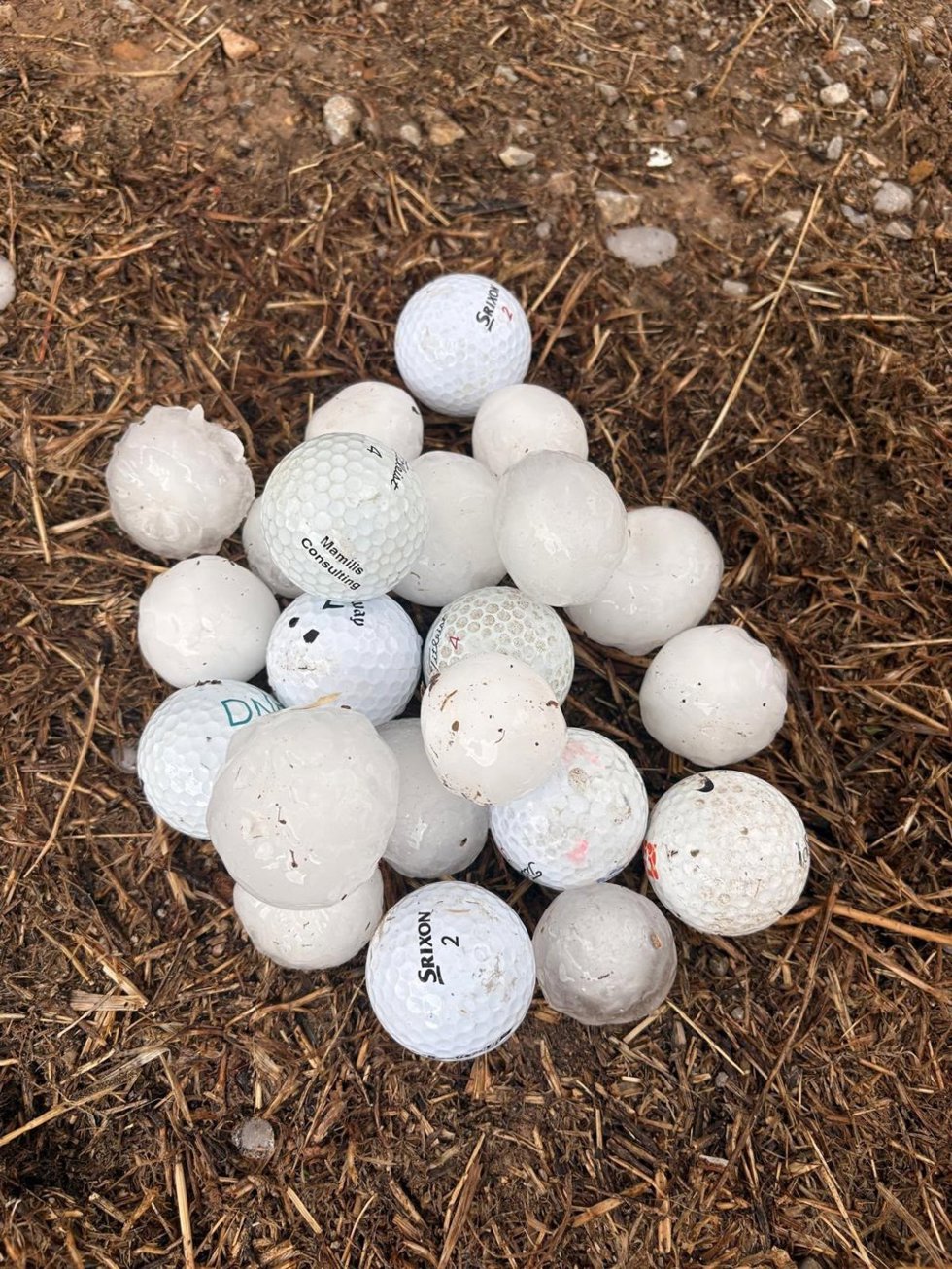 Granizo caído en Singra (Teruel), comparado con pelotas de golf.