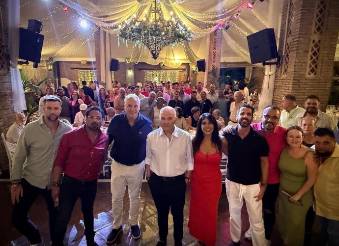 El expresidente de la Junta de Andalucía y del PSOE, Manuel Chaves, y el alcalde de San Roque, Juan Carlos Ruiz Boix, en un un acto con militantes en la Feria de San Roque.