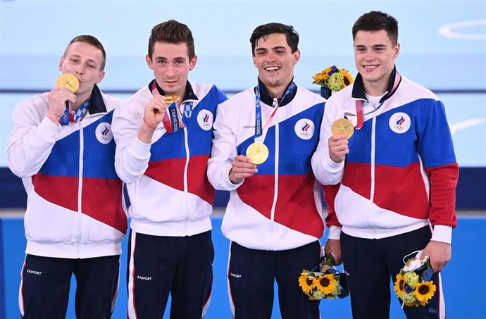 Archivo - Los gimnastas rusos Denis Abliasin, David Belyavsky, Artur Dalaloyan and Nikita Nagorny (de izquierda a derecha), celebrando la medalla de oro en los Juegos Olímpicos de Tokyo 2020.