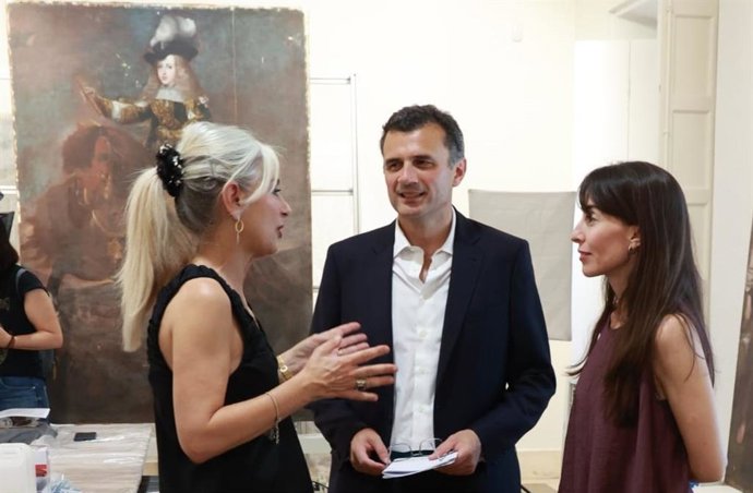 La consejera de Cultura, Patrimonio Histórico y Deporte, Patricia del Pozo, en el Museo de Cádiz, con el retrato ecuestre del niño rey Carlos II que viajará al Prado al fondo