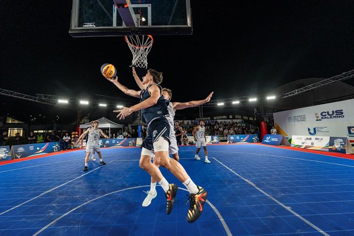 El equipo masculino de baloncesto 3x3 de la US durante el Campeonato de Europa