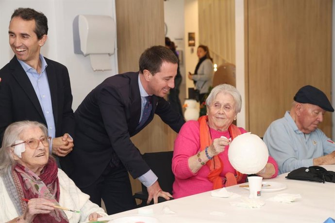 El presidente del Consell de Mallorca, Llorenç Galmés, con personas mayores.