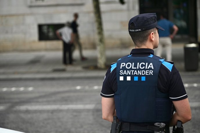 Agente Policía Local de Santander.- Archivo