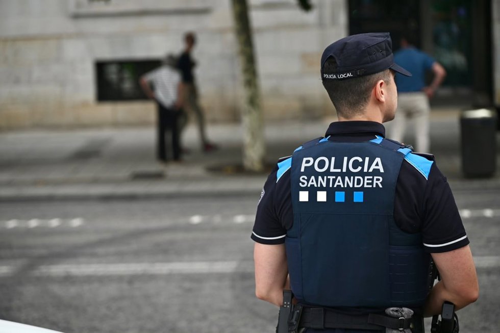 Agente Policía Local de Santander.- Archivo