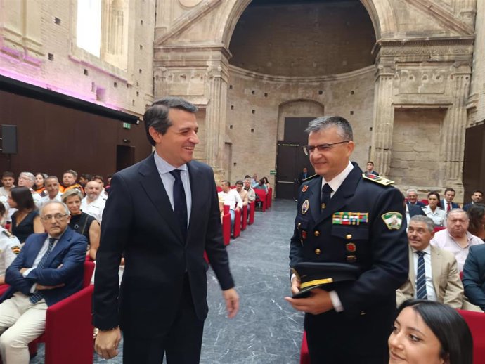 Archivo - El alcalde de Córdoba, José María Bellido, junto al nuevo jefe de la Policía Local, José Luis Delgado, el pasado 10 de julio, cuando anunció la creación de la nueva Dirección General de Emergencias.