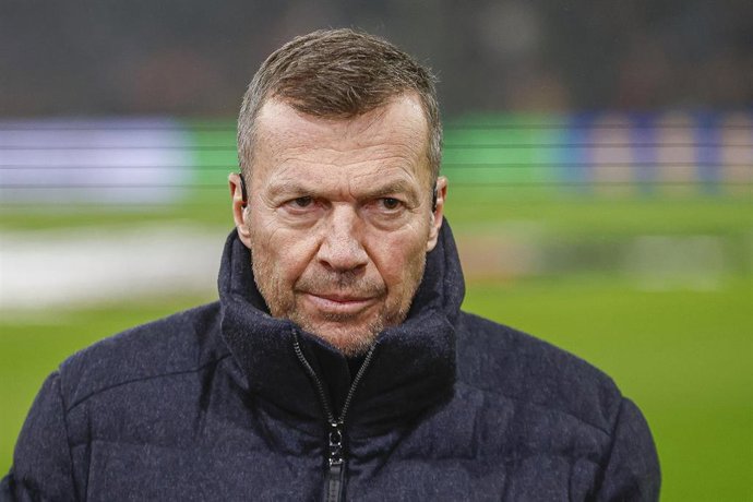 Archivo - El exfutbolista Lothar Matthaüs durante un partido de la Liga Europa entre Go Ahead Eagles y VFB Stuttgart.
