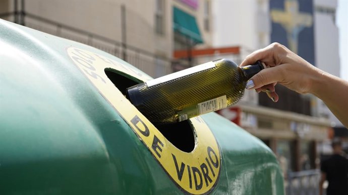 Persona reciclando