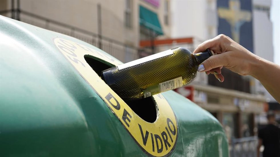 Persona reciclando