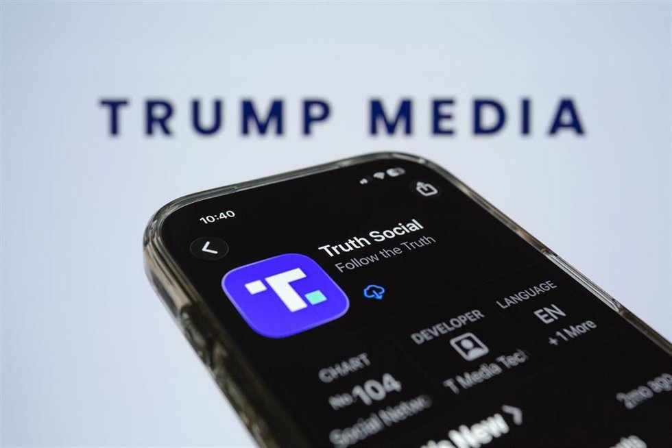 Archivo - 22 April 2026, Taiwan, Taichung: Truth Social media application is displayed on the App Store listing on iPhone backdropped by Trump Media logo. Trump Media and Technology Group Corp. (Nasdaq: DJT), the Truth Social parent company, announced on 