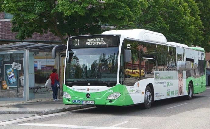Archivo - Un autobús de la línea C1.