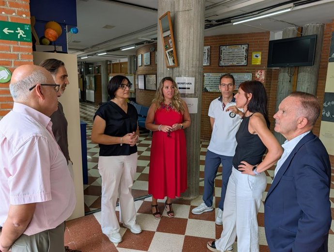 La delegada territorial de Educación, María José Martín Gómez, ha visitado las obras que la Agencia Pública de Educación está ejecutando en el edificio.