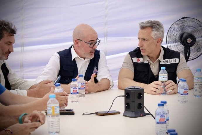 El delegado del Gobierno en Madrid, Francisco Martín, junto al consejero de Medio Ambiente, Agricultura e Interior de la Comunidad de Madrid, Carlos Novillo, durante el comité de emergencia por el incendio en Lozoyuela, a 17 de julio de 2026.