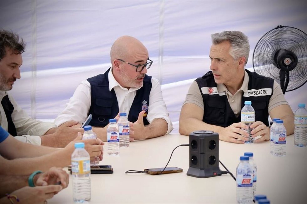 El delegado del Gobierno en Madrid, Francisco Martín, junto al consejero de Medio Ambiente, Agricultura e Interior de la Comunidad de Madrid, Carlos Novillo, durante el comité de emergencia por el incendio en Lozoyuela, a 17 de julio de 2026.