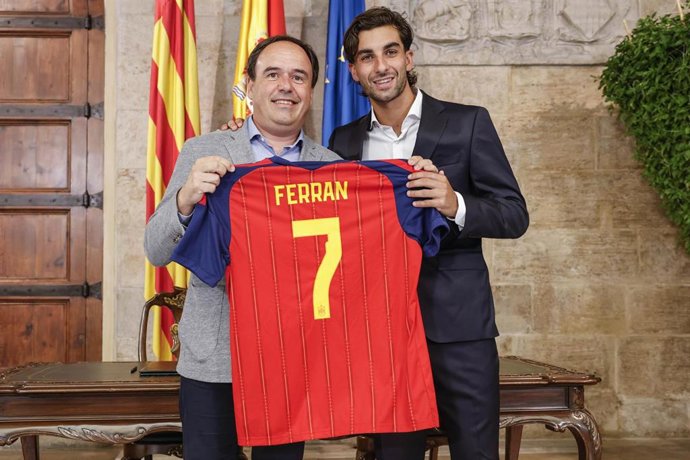 El 'president' de la Generalitat Valenciana, Juanfran Pérez Llorca (d), recibe al campeón del mundo de fútbol, Ferrán Torres (i), en el Palau de la Generalitat