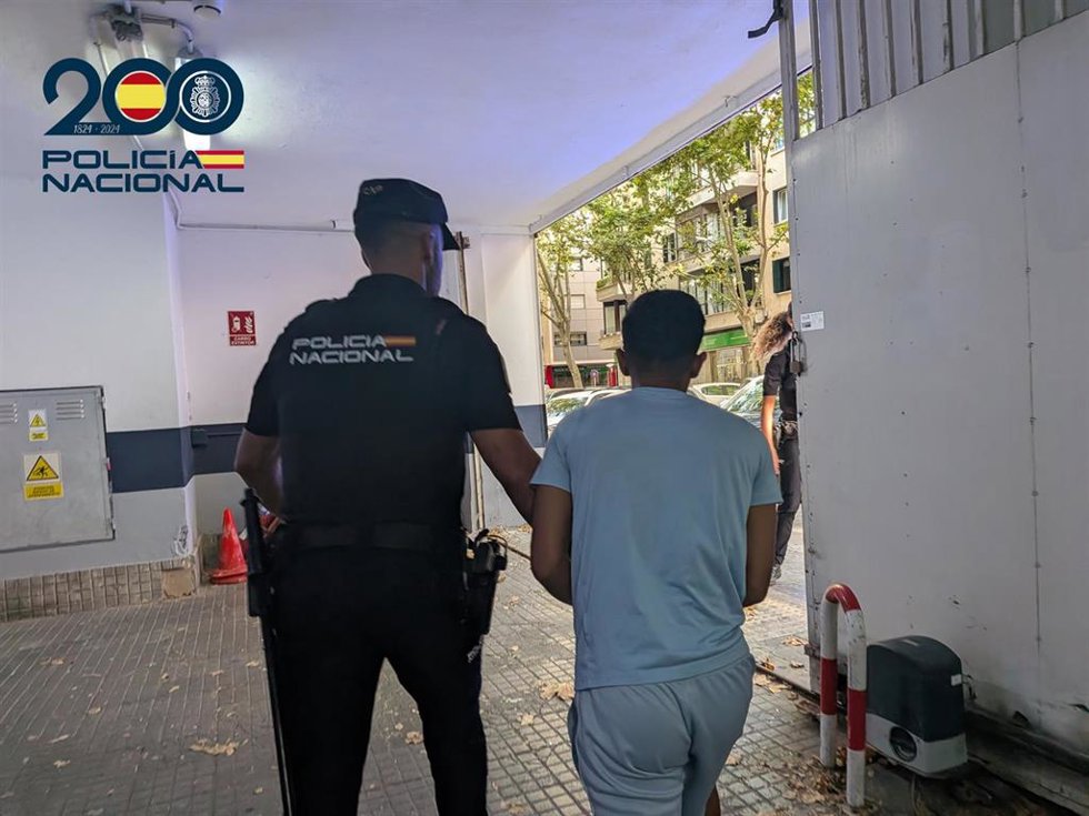 La Policía Nacional detiene a un atracador por cuatro robos a punta de pistola.