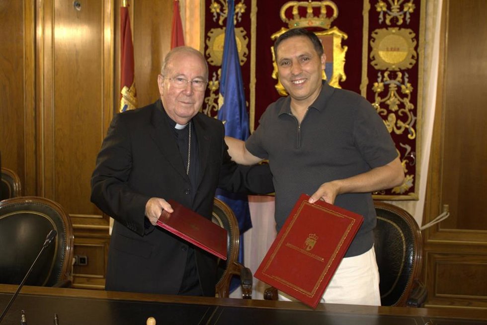 El presidente provincial, Álvaro Martínez Chana, y el obispo de la Diócesis de Cuenca, José María Yanguas.