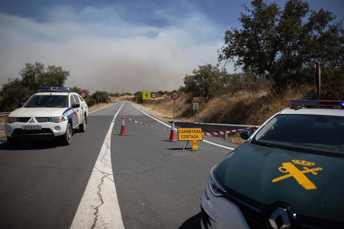 Carretera de acceso al Berrocal (Huelva) cortada por el incendio de Niebla (Huelva). 
