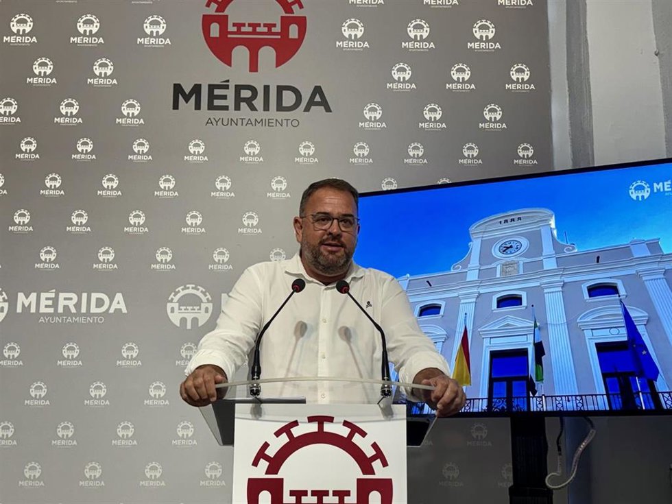El alcalde de Mérida, Antonio Rodríguez Osuna, ofrece una rueda de prensa