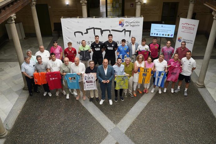 El presidente de la Diputación, Miguel Ángel de Vicente (centro), con diputados provinciales y los presidentes de los clubes que han Firmado el convenio de ayuda.