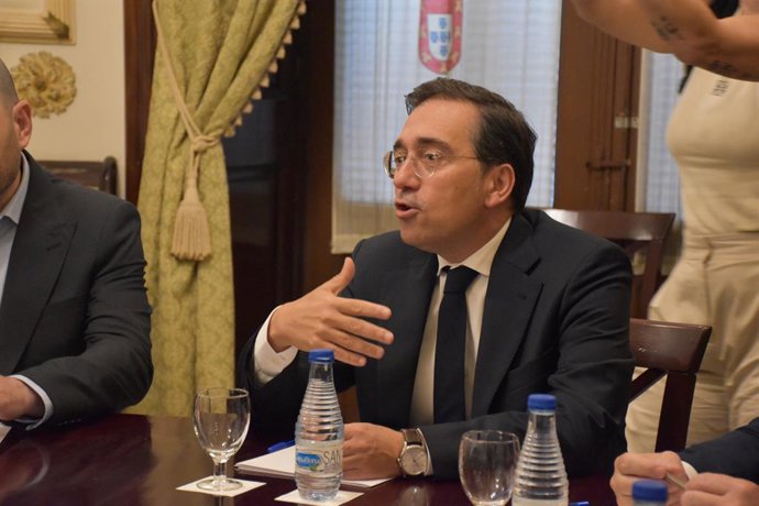 El ministro de Asuntos Exteriores, Unión Europea y Cooperación, José Manuel Albares, se reúne con el presidente de la Ciudad Autónoma de Ceuta, Juan Jesús Vivas Lara, en el Palacio de la Asamblea, a 11 de agosto de 2026, en Ceuta (España). Albares se tras