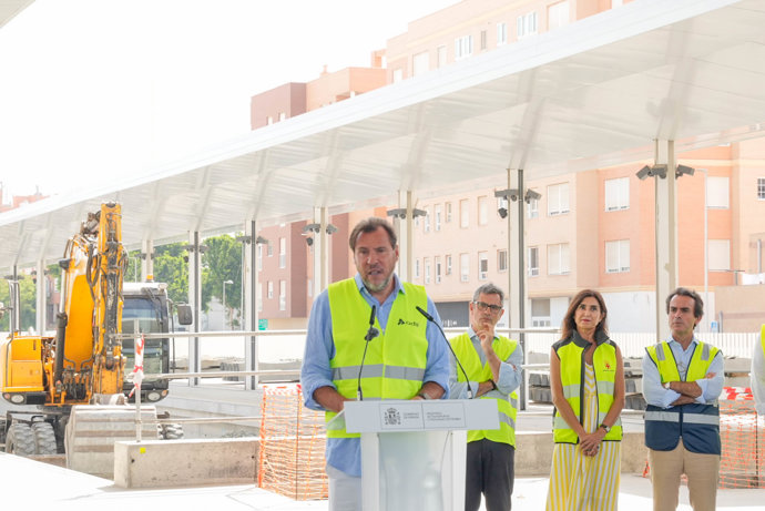 El ministro de Transportes y Movilidad Sostenible, Óscar Puente, durante su intervención en la visita a las obras de la estación intermodal de Almería, junto al ministro Félix Bolaños, la concejal Sacramento Sánchez y el consejero Mario Muñoz-Atanet.
