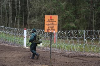 Archivo - FILED - 17 November 2021, Latvia, Kaplava: "Stop - state border" is written in three languages on the border with Belarus. In the first five months of the year, German federal police registered 2,215 migrants arriving by irregular means using th