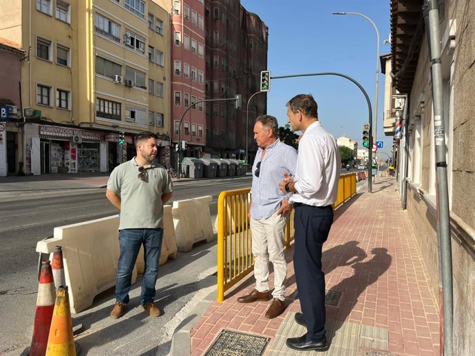 Visita a las obras de renovación de una acera de la Avenida Ciudad de Almería