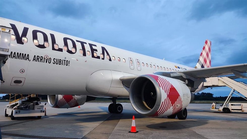 Archivo - Avión de Volotea en el Aeropuerto de Asturias.