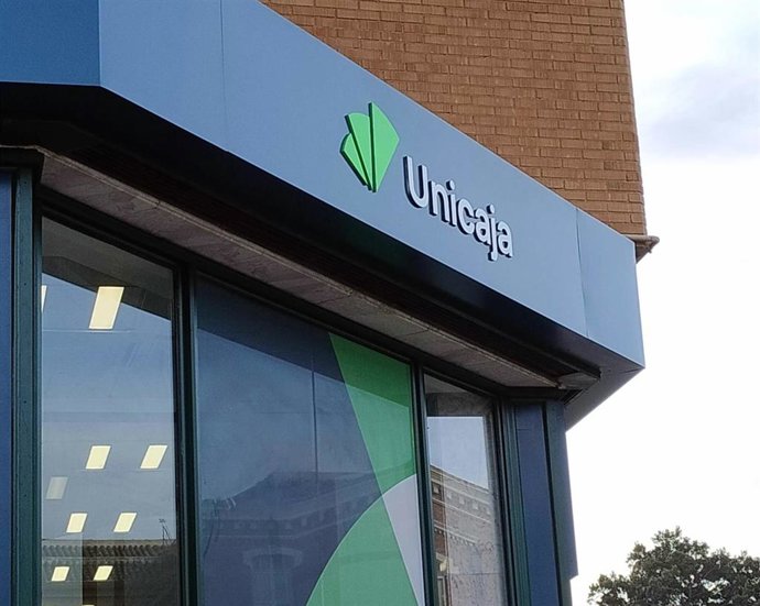 Archivo - Cartel de una oficina de Unicaja.